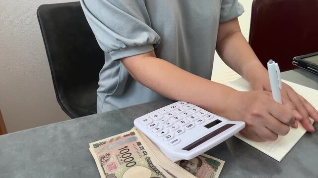 家計簿をつける主婦
