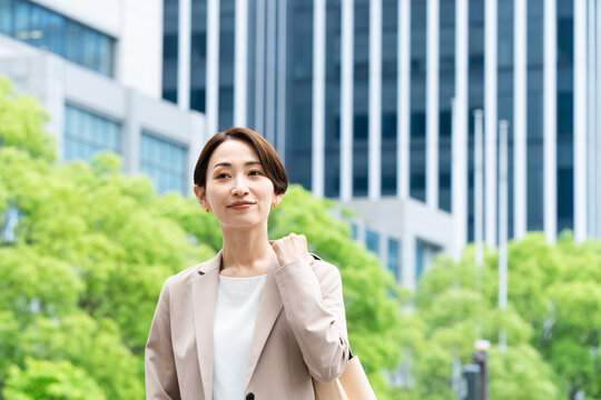 カジュアルスーツを着た若い女性　ビジネスイメージ