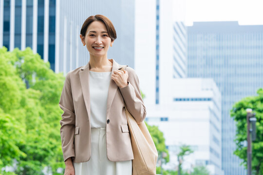 カジュアルスーツを着た若い女性　ビジネスイメージ