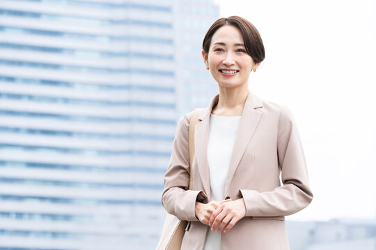カジュアルスーツを着た若い女性　ビジネスイメージ
