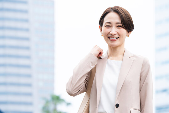 カジュアルスーツを着た若い女性　ビジネスイメージ