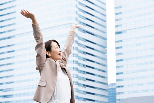 カジュアルスーツを着た若い女性　ビジネスイメージ