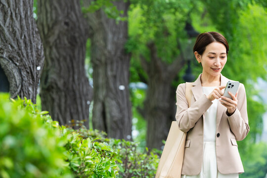 カジュアルスーツを着た若い女性　ビジネスイメージ