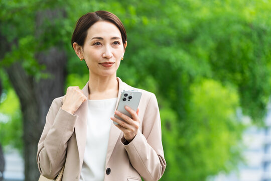 カジュアルスーツを着た若い女性　ビジネスイメージ
