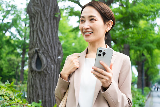 カジュアルスーツを着た若い女性　ビジネスイメージ