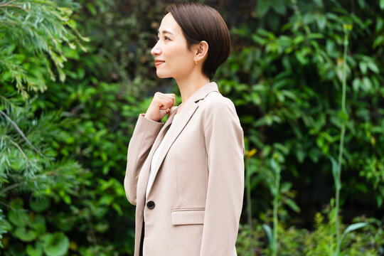 カジュアルスーツを着た若い女性　ビジネスイメージ