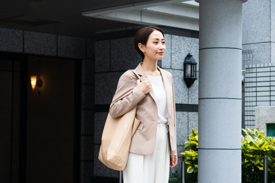 カジュアルスーツを着た若い女性　ビジネスイメージ