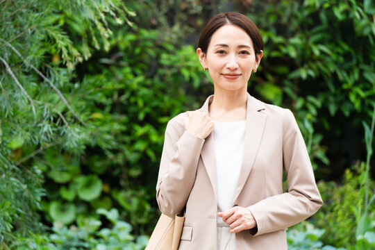 カジュアルスーツを着た若い女性　ビジネスイメージ