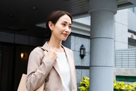 カジュアルスーツを着た若い女性　ビジネスイメージ