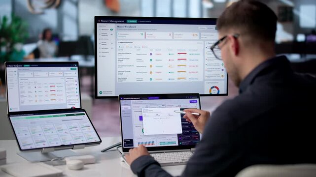 Customer Service Manager Reviews Complaint Dashboard