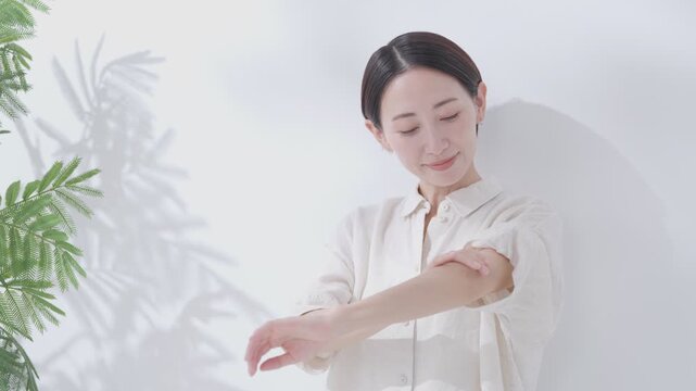 腕のスキンケアをする女性