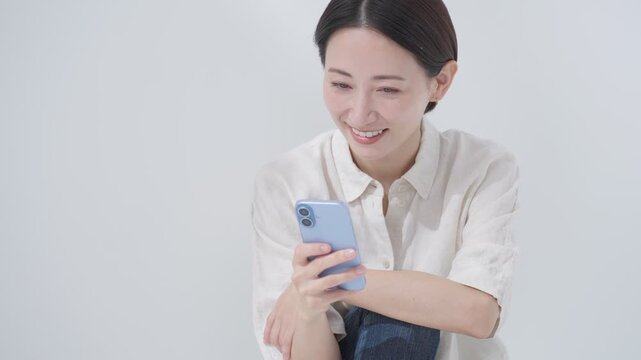 スマホを使う女性