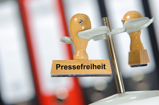 Ein Holzsrtempel ist beschriftet mit dem Aufdruck: Pressefreiheit