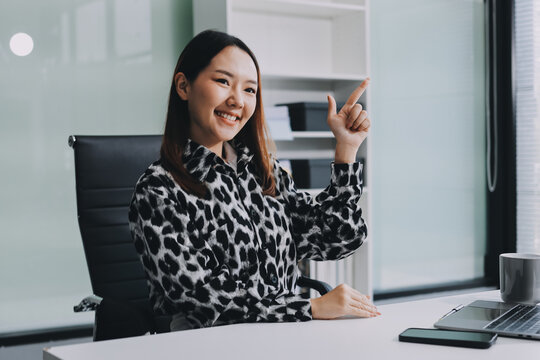 Confident asian business woman standing in modern office