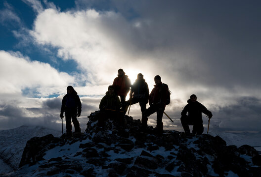 UK, Scotland, Glencoe, mountaineers on top of Buachaill Etive Beag