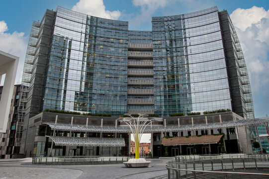 Piazza Gae Aulenti, Milano, Italia - 23 Agosto 2014. Panorama urbano, architettura. Grattacielo e costruzioni nel centro citt&agrave;.