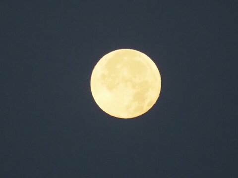 luna llena que va cambiando de tonalidades a medida que el sol avanza, Golm&eacute;s, L&eacute;rida, Espa&ntilde;a, Europa
