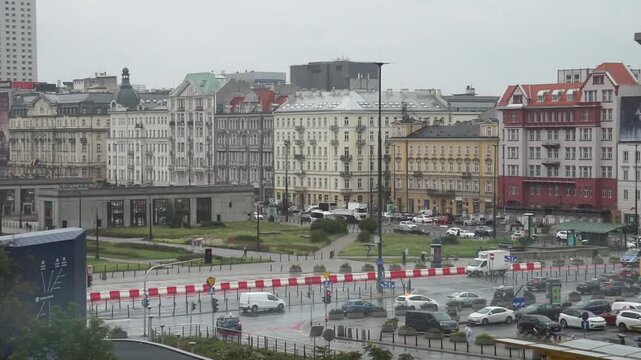 Time lapse del traffico cittadino, e sullo sfondo una piazza e i palazzi di Varsavia in Polonia
