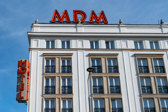 Warszawa, Polska - 4 czerwca 2026: Hotel MDM i charakterystyczny neon MDM na dachu zabytkowego budynku w Warszawie