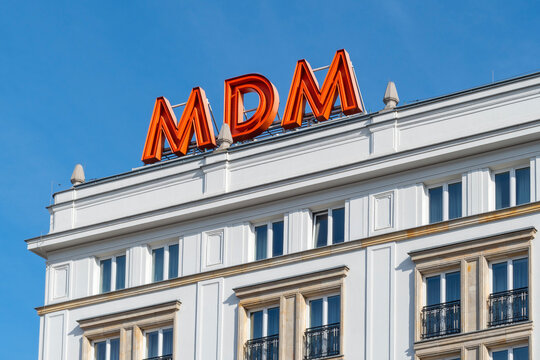 Warszawa, Polska - 4 czerwca 2026: Logo MDM na dachu zabytkowej kamienicy w Warszawie