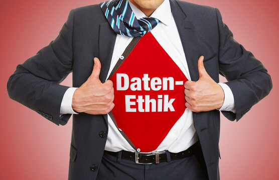 Gesch&auml;ftsmann im Anzug zeigt Slogan &bdquo;Datenethik&ldquo; unter Hemd als Konzept f&uuml;r digitale Ethik