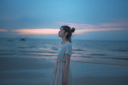 マジックアワーの海辺で目を閉じ風を感じる女性（ポートレート・夕暮れ・透明感・エモい）