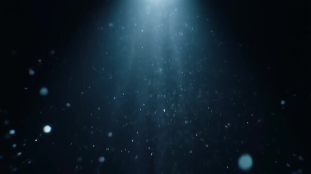 光の筋に照らされて緩やかに上昇する空気中のほこり
