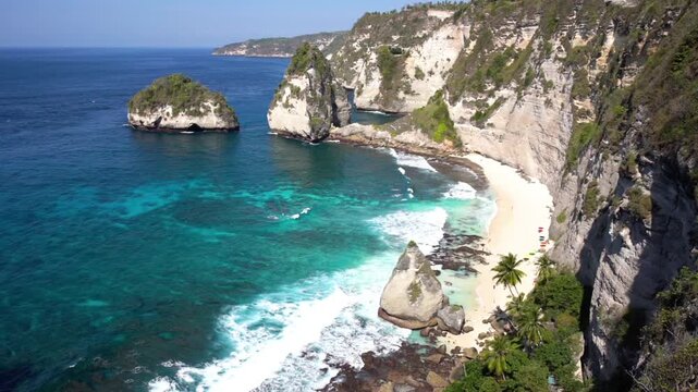Turquoise sea and dramatic limestone cliffs in Nusa Penida