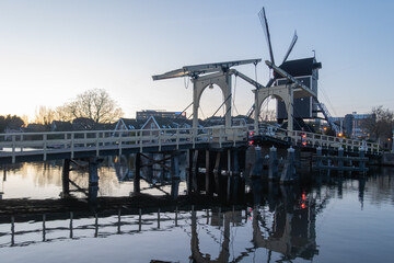 Fototapeta premium Pont Rembrandt, Leyde, Pays Bas dans le matin