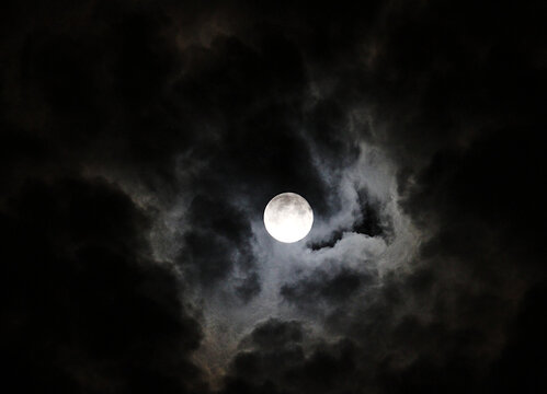 Luna llena blanca de noche con nubes y oscuridad plenilunio blanco y negro moonlight con misterio, miedo y terror nocturno
