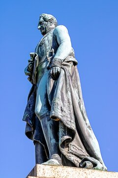 coburg, deutschland - statue von prinz albert vor blauem himmel