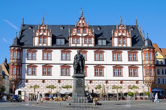 coburg, deutschland - coburger stadthaus mit prinz-albert-denkmal