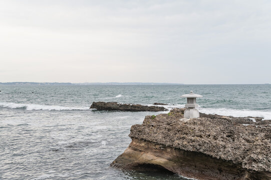 五浦海岸の岩礁に立つ雪見灯籠と広がる太平洋/Yukimi Lantern Standing on the Reef and the Pacific Ocean at Izura Coast