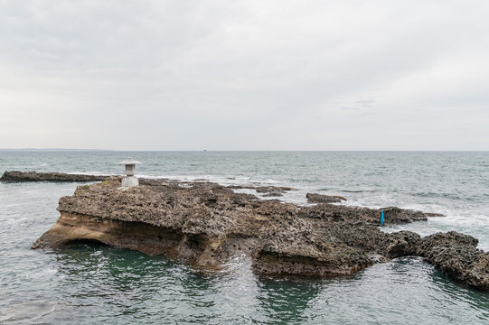 五浦海岸の沖合に浮かぶ岩礁と雪見灯籠の景色/View of Reefs and Yukimi Lantern Off the Coast of Izura Coast