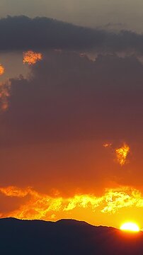 The sunset scenery showcasing the beauty of twilight in Japan, Vertical