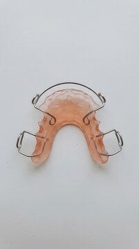 Transparent orthodontic retainer