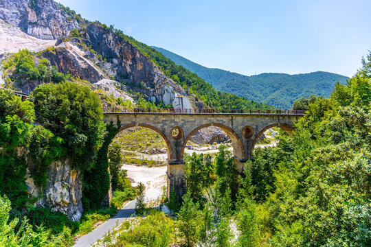 Ponti di Vara stands over a valley in the Carrara Marble Quarries. This engineering work used to support the transportation of marble from the quarries to the nearby areas.