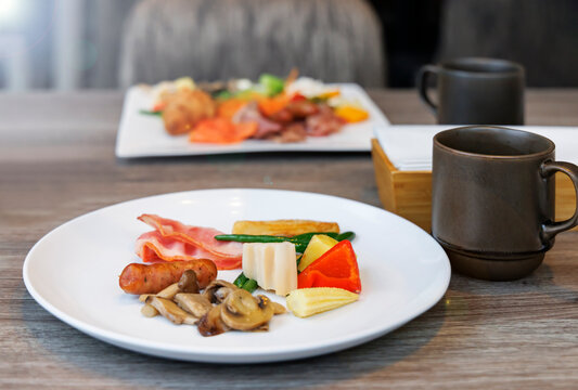 ホテルの朝食ビュッフェで並ぶ色鮮やかな料理プレート
