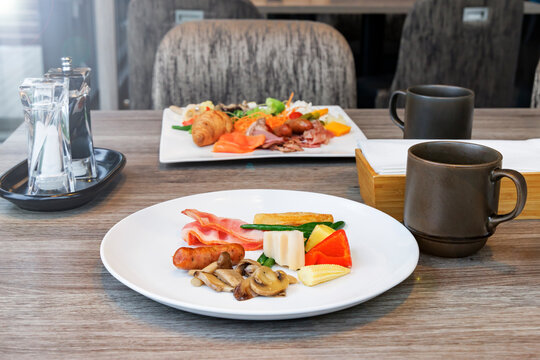 ホテルの朝食ビュッフェで並ぶ色鮮やかな料理プレート