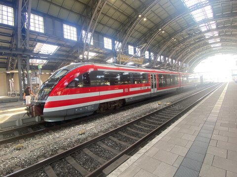 desrio talent Regionalzug der Deutschen Bahn im Bahnhof Dresden-Neustadt im August 2026. Editoriales Verkehrsmotiv zu Bahnreisen, Versp&auml;tungen, Streiks, Fahrpreisen und Deutschlandticket.