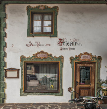 Fa&ccedil;ade traditionnelle bavaroise peinte &agrave; Wallgau, Bavi&egrave;re, Allemagne