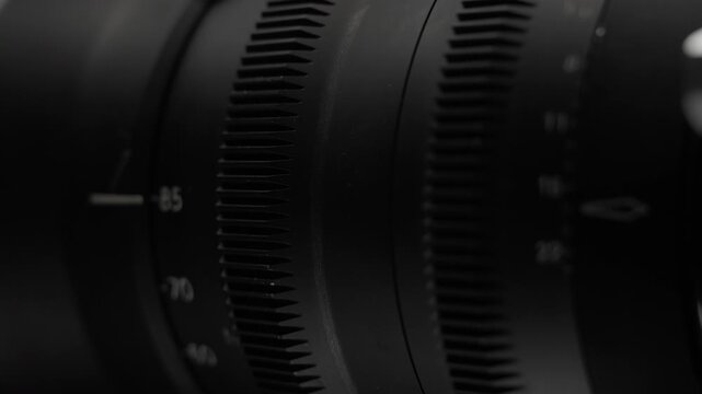 Rack Focus from Zoom Ring to Iris