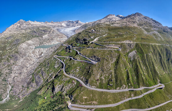 Furkapass mit Rhonegletscher und spektakul&auml;rer Passstrasse in den Schweizer Alpen, Juli 2026