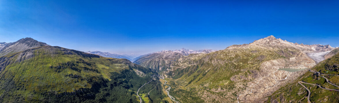 Grimselpass mit spektakul&auml;rer Serpentinenstrasse und Bergtal in den Schweizer Alpen, Juli 2026