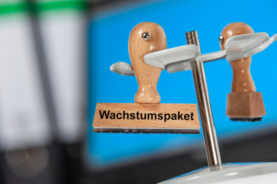 Ein Holzstempel ist beschriftet mit dem Aufdruck: Wachstumspaket