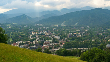 Obraz premium Blick vom Gubalowka auf Zakopane und Bergwelt Hohe Tatra, Berge im Hintergrund -Nosal, Giewont, Kasprowy, Sinica
