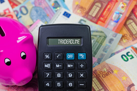 Taschenrechner mit dem Wort Taxdeadline im Display