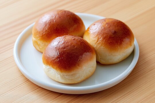焼き立てのふっくらパンが白い皿に並び食卓を彩る美味しそうな風景