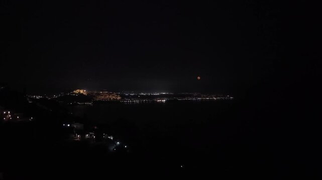 Salobre&ntilde;a ciudad iluminada por la noche