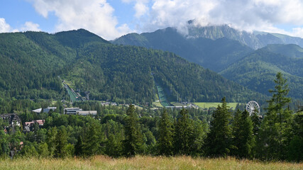 Blick vom Aufstieg zum Nosal auf Zakopane mit den Sprungschanzen © dmaphoto